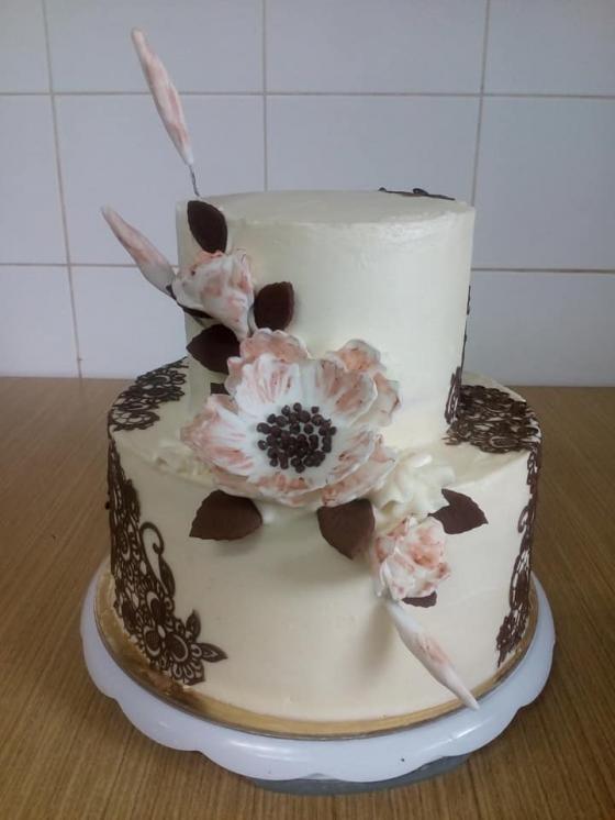torta zdobená krémom